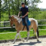 Alex en pleine séance d'équitation monté